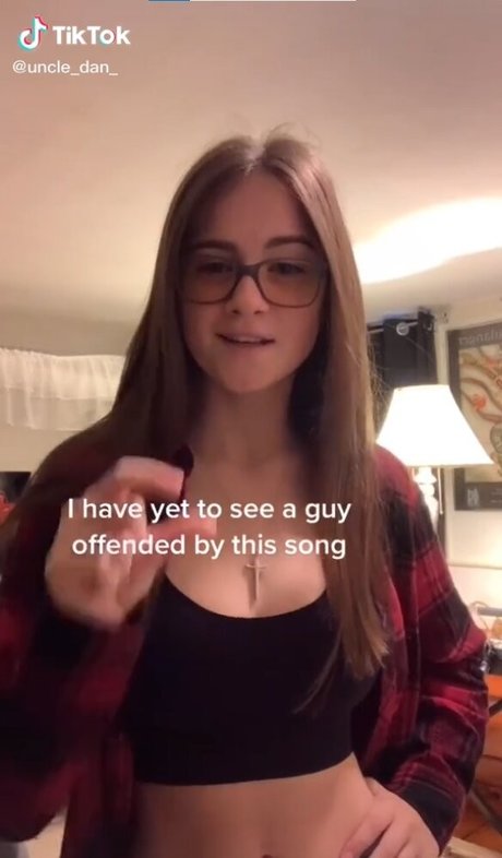 Nellie Rose free star img