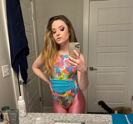 eating onlyfans nude images