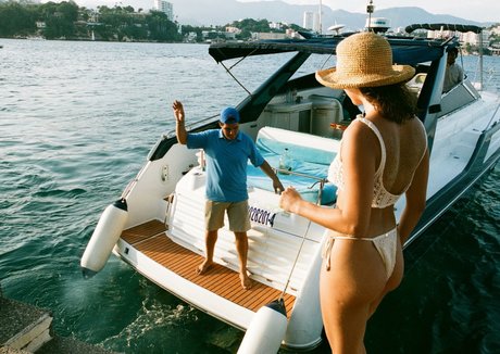 Sierrabravee naked actress picture