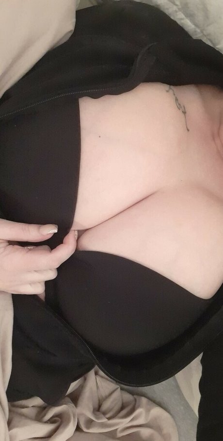 busty mom onlyfans naked picture