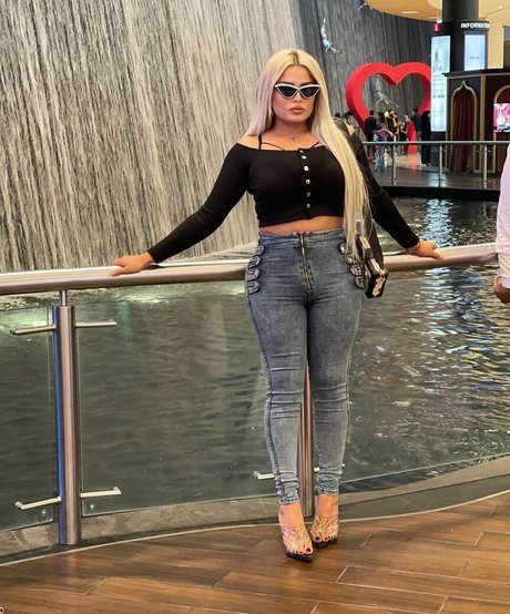 Deli Sana model hd images