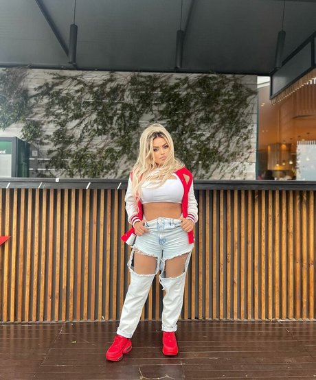 Deli Sana hot actress pics