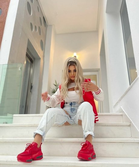 Deli Sana erotic actress picture