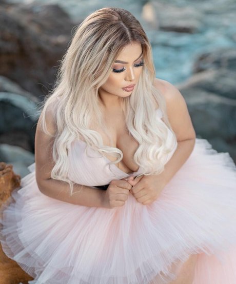 Deli Sana star hot pic