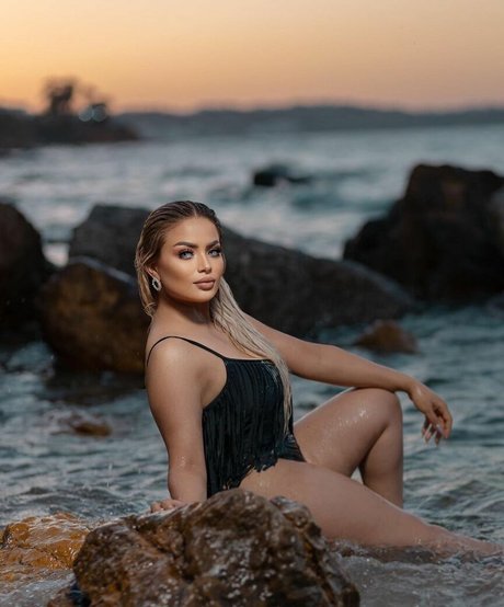 Deli Sana pretty star pics