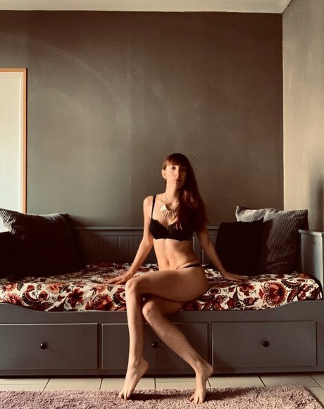 ElleEctric nice actress pic