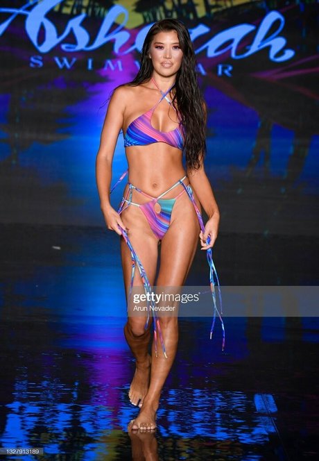 Jenn Lee model exclusive picture