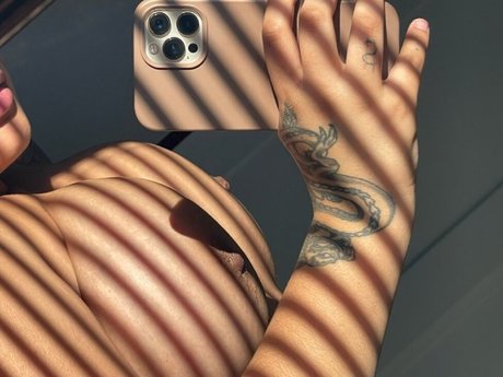 Laixxx_ model naked img