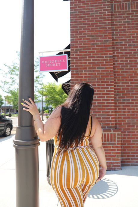 Amber Nova model beautiful img