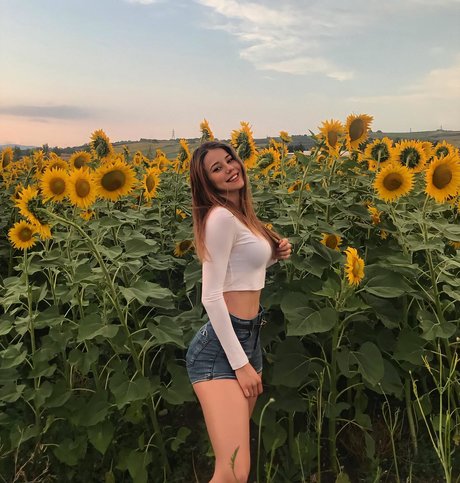 Sinem Ozgur model high quality img