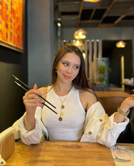 Sinem Ozgur high quality actress pictures