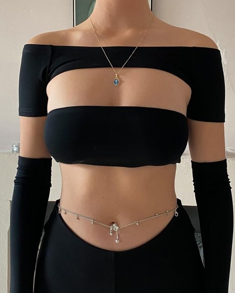 Amelie Manzoli nude pornstar img