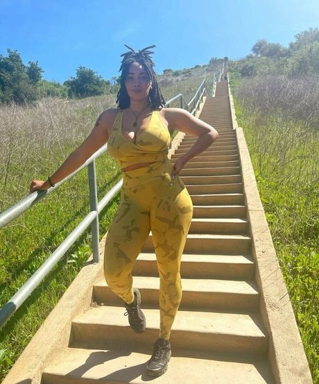 God Beth model pretty img