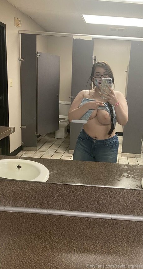 ravioliexpress beautiful model image