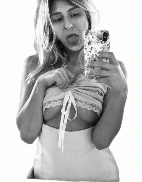 eating onlyfans hot naked photos