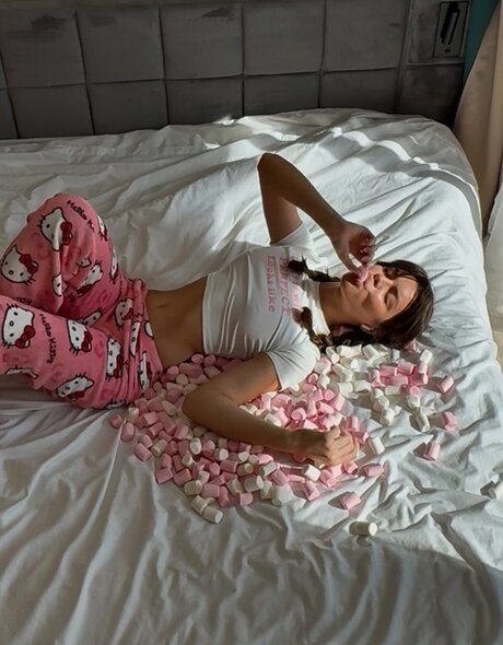 Juliaycht naked model photo