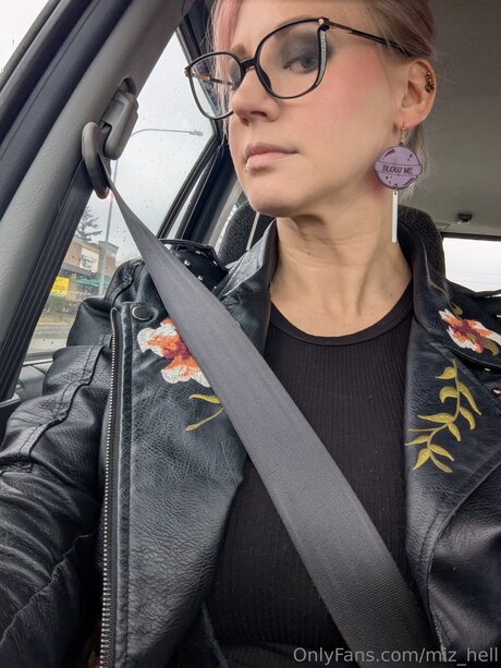 Miz Hell pornstar top picture