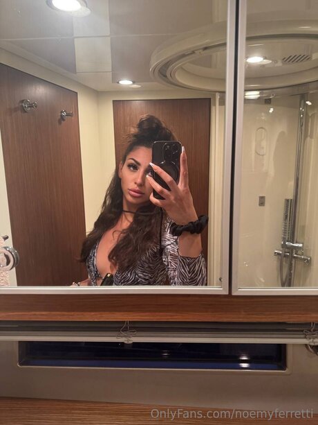 Noemyferretti star high quality pictures