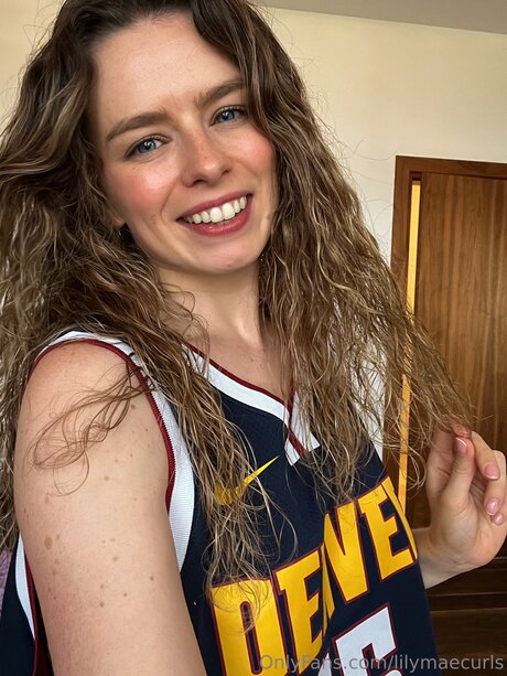 Lilymaecurls nice model pic