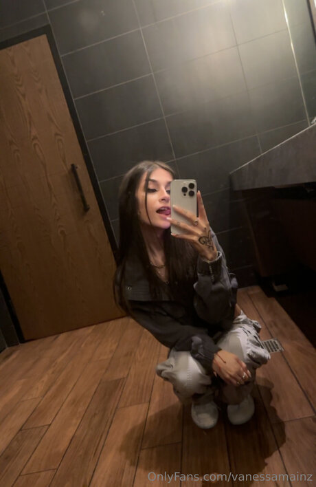 Vanessamainz model adult photos