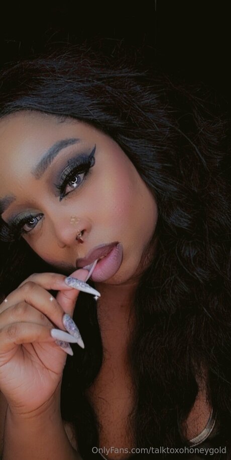 Talktoxohoneygold model nudes photos