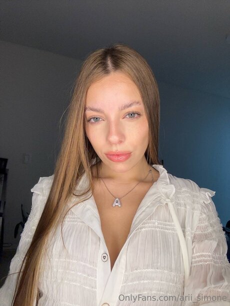 Arii Simone star beautiful images