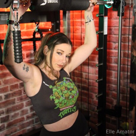 Elleamator model top photos