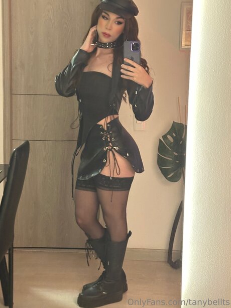 Tanybellts nice model picture