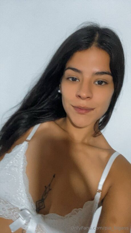 Pia Bigass art model photo