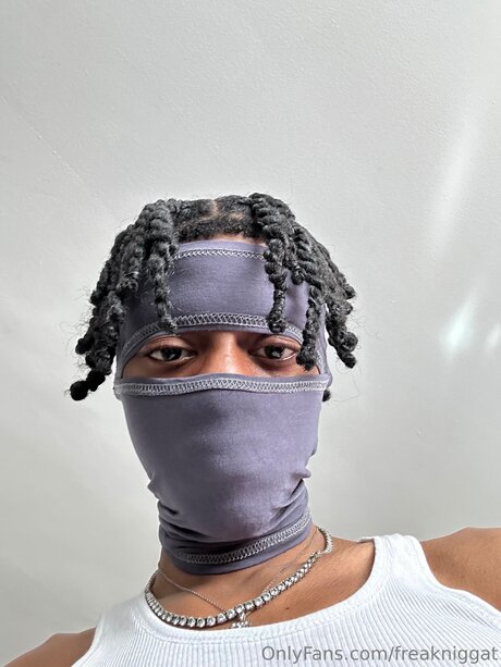 Freakniggat art model pic