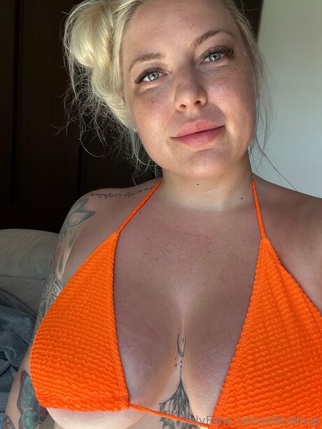 Ellitellivip model naked pics