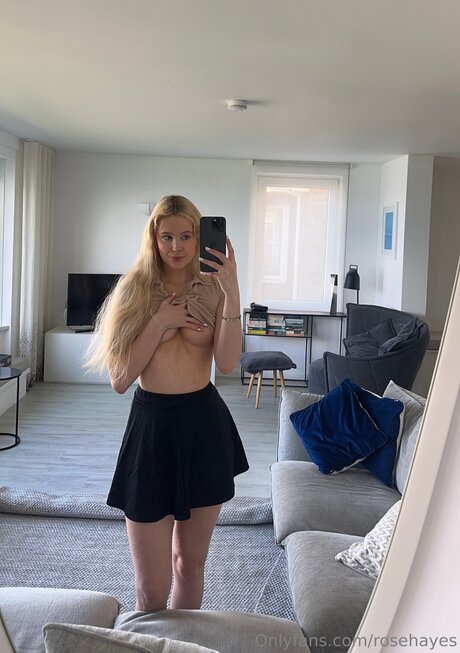 Petiterose19 adult model pic