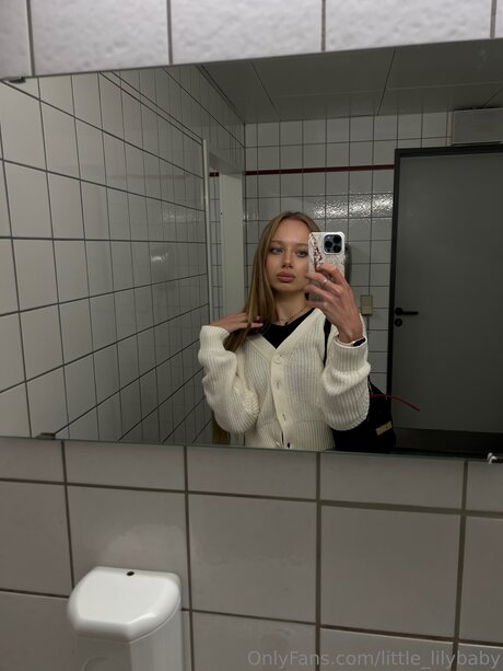 Little Lilybaby art star pic