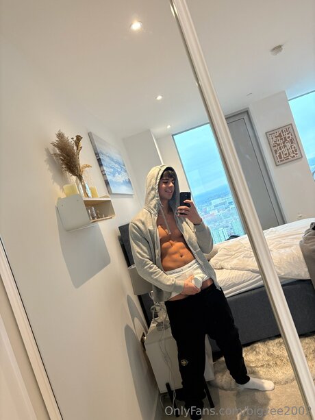 Bigzee2002 perfect pornstar image