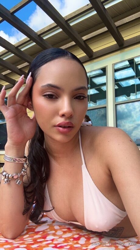 Xsweethoney pornographic model pic