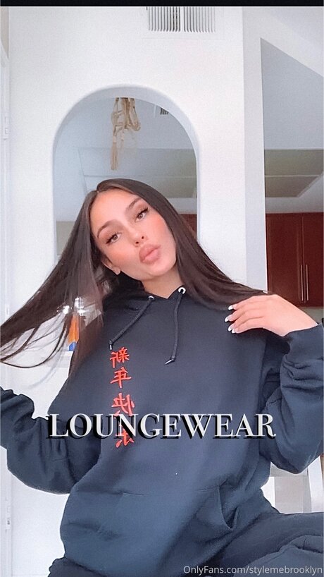 eating onlyfans hot naked photo