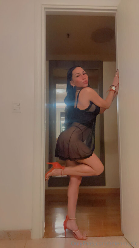 Helenmusic naked model image