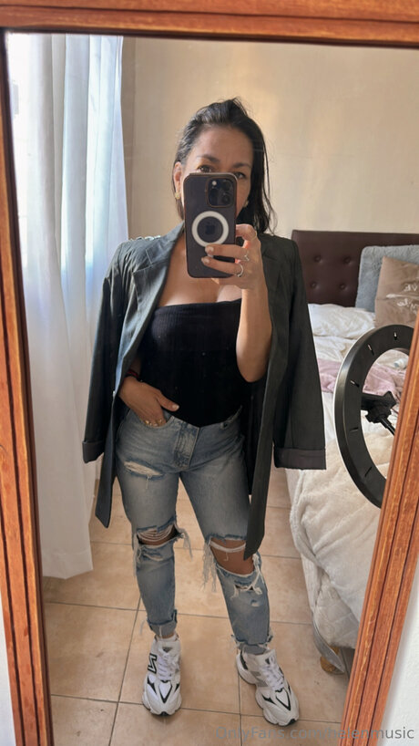 Helenmusic pornstar sexy image