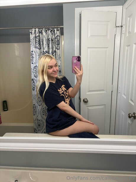 Calliexoxo189 nude model gallery