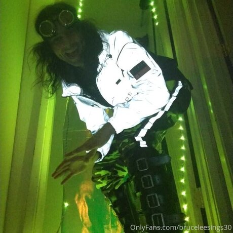 Bruceleesings30 erotic model pic