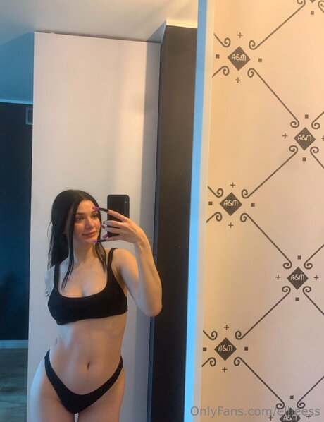 Ellieess nudes model pic