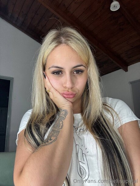 Selinapetal best model picture