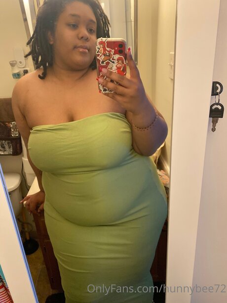 Hunnybee72 sexy pornstar pics