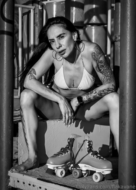 Flakavane naked model images