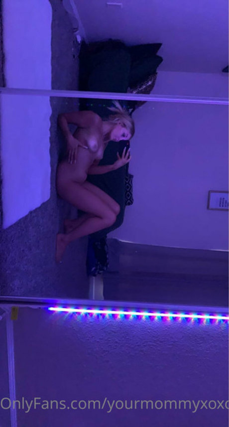 yourmommyxoxo model pornographic pictures