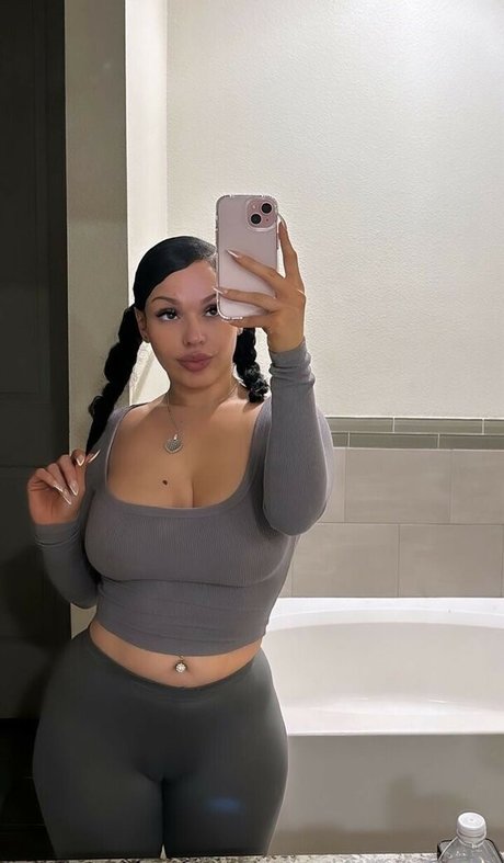 Damndashaa model hot photo