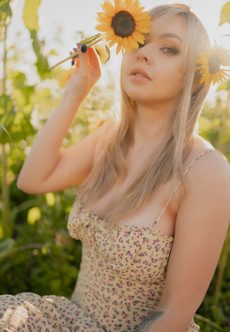 eating onlyfans hot image