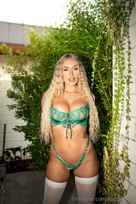 Tiaunariley nude model photos