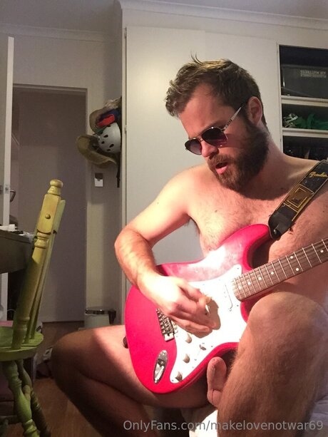 Makelovenotwar69 pornstar sexy img