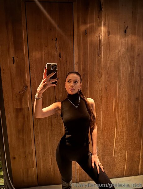 Greenie Rose porn model pic